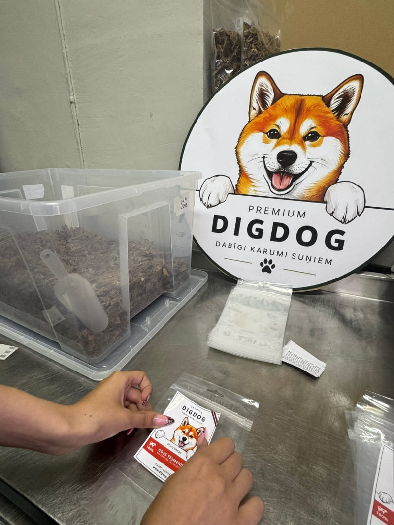 Gatavo DigDog kārumu iepakošana